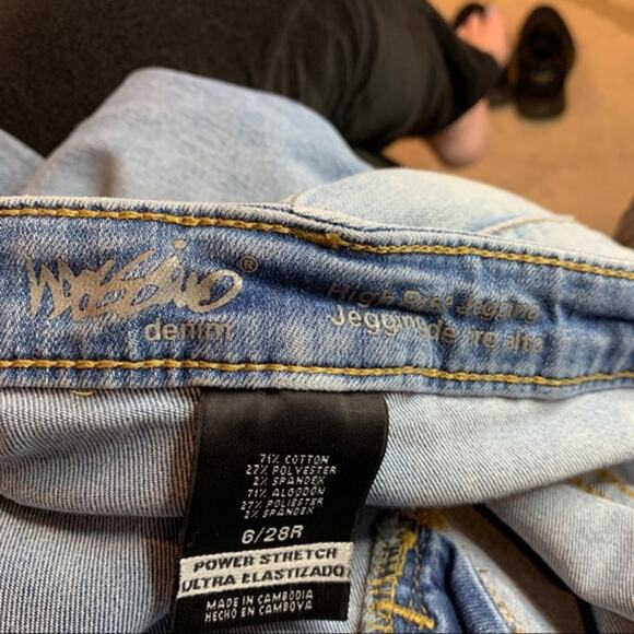 Massimo high rise jeans. Size 6/28R
Light medium wash power stretch‎ mom jean - Picture 6 of 6